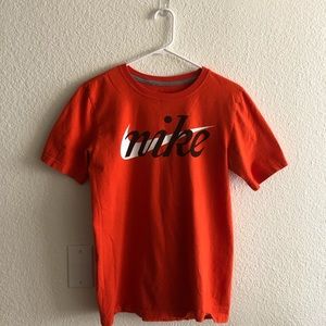 Orange graphic NIKE t-shirt
